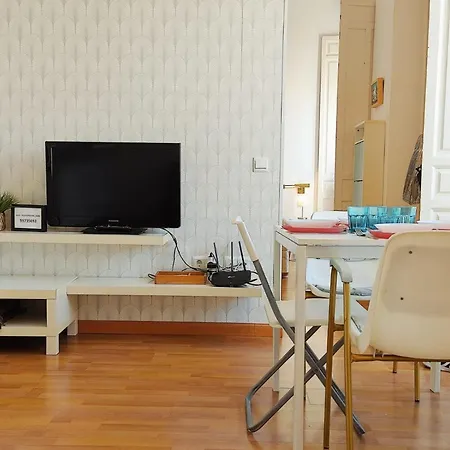 Апартаменты Homeyseville- Lovely In City Center, Parking Optional *